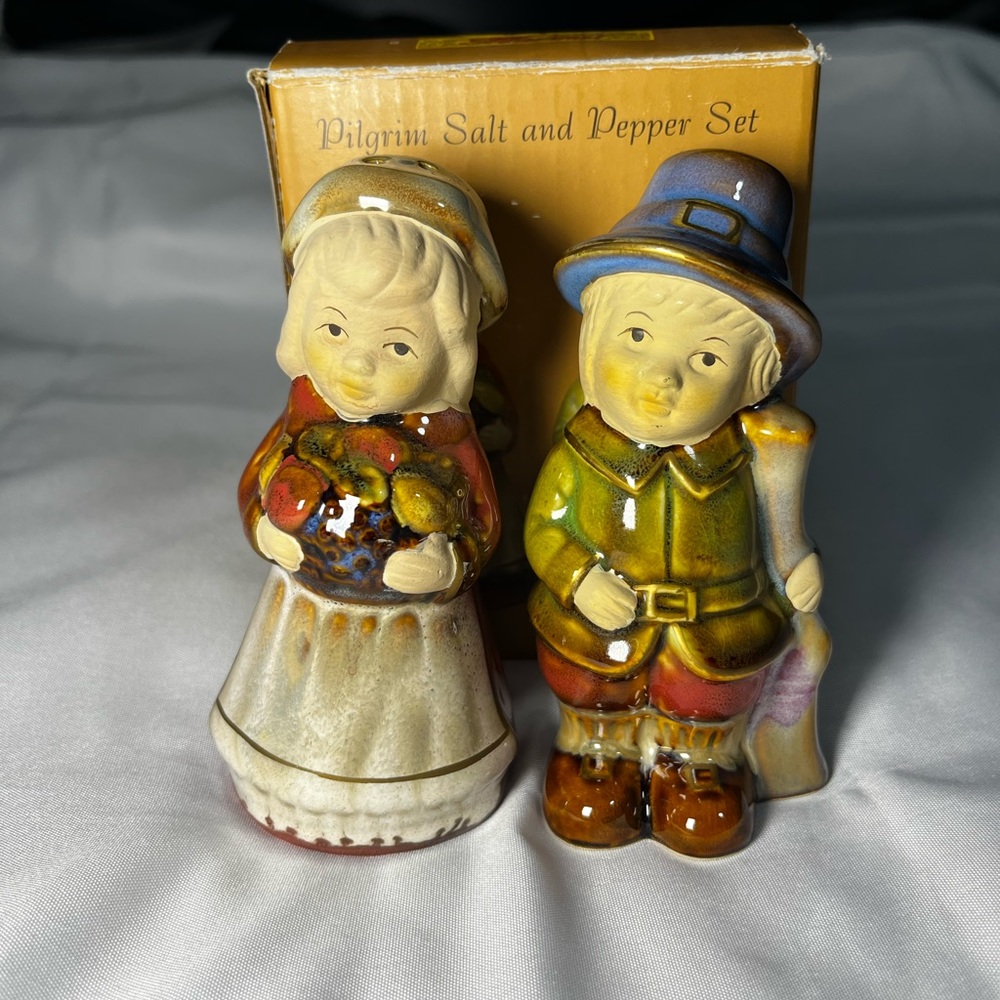 Vintage Pilgrim Thanksgiving Salt & Pepper Shakers Stoneware Ceramic NIB